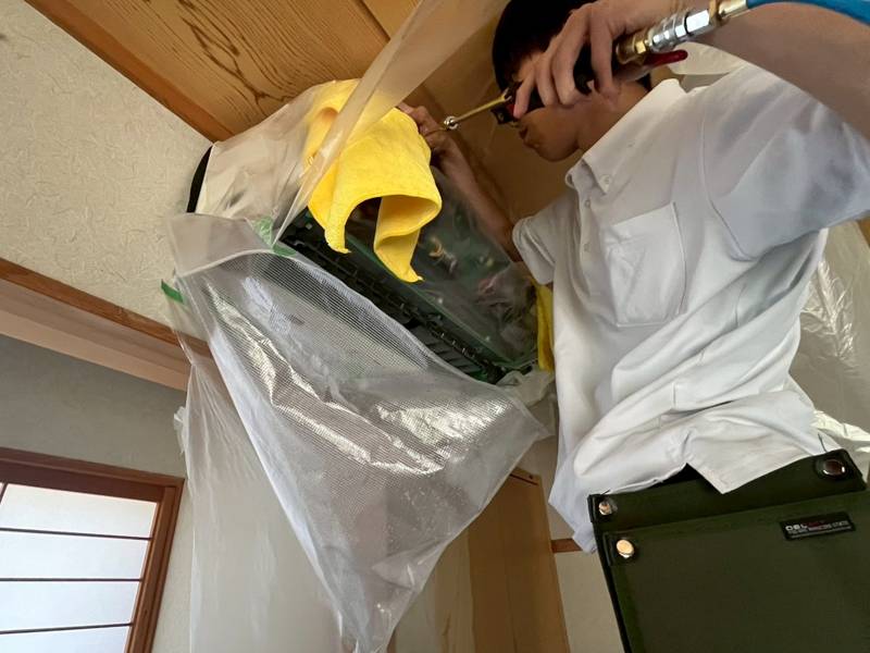 分解した部品を1つずつ拭き上げる様子